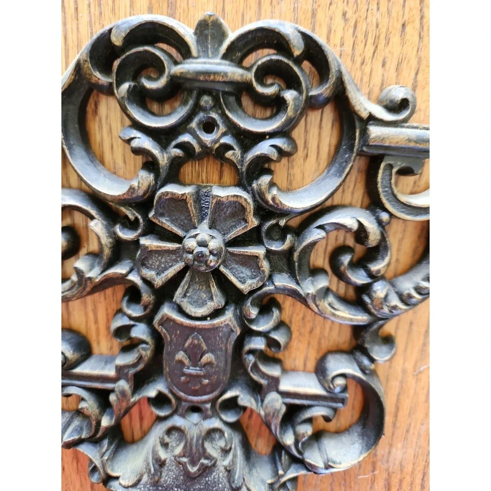 MCM Black Gold Gothic  Towel Holder‎ Plastic fleur de lis 60's 70's
